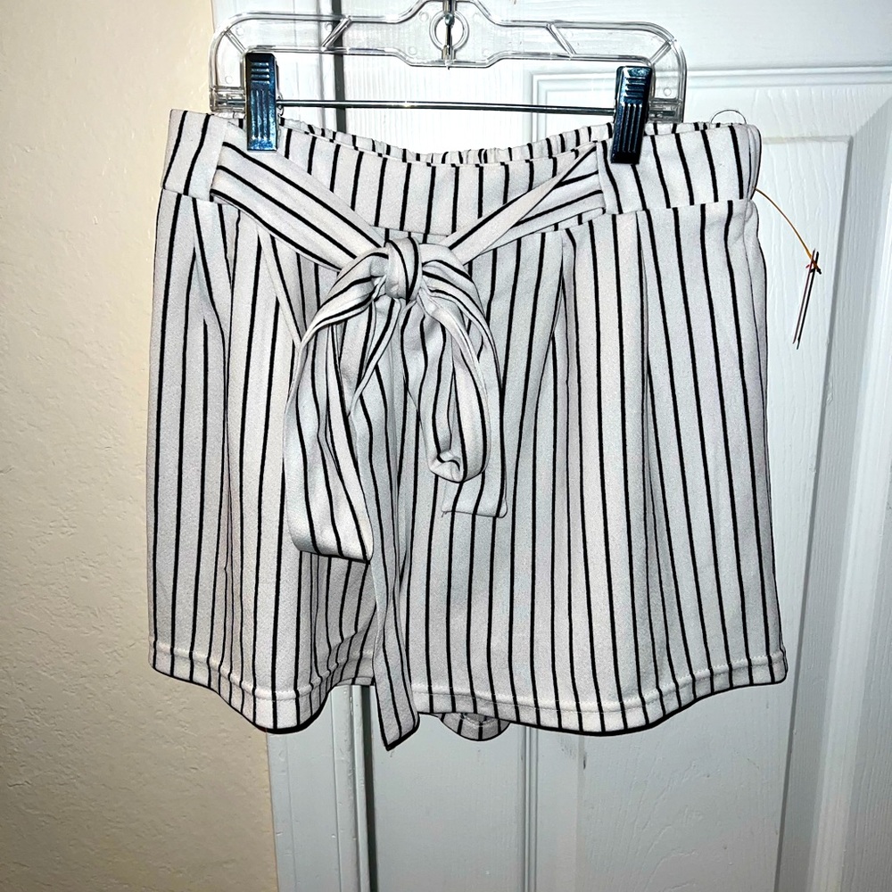 White W/black Striped Waist Tie Short